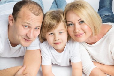 Beyaz arka planda mutlu bir aile