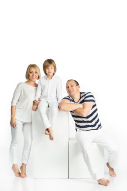 Beyaz arka planda mutlu bir aile