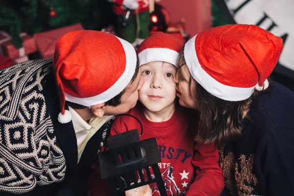 Famiglia di Natale di tre persone in cappelli rossi — Foto Stock