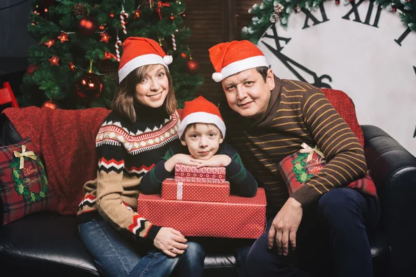 Família de Natal de três pessoas em chapéus vermelhos — Fotografia de Stock