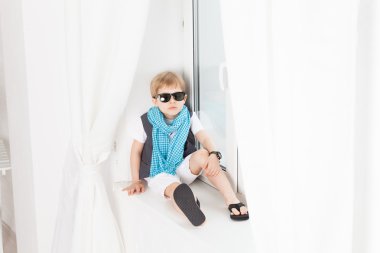 Güzel bir çocuk güneş gözlüğü içinde moda