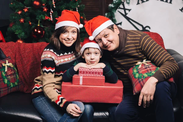 Família de Natal de três pessoas em chapéus vermelhos — Fotografia de Stock