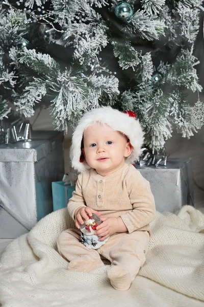 Foto de bebê bonito em chapéu de Santa — Fotografia de Stock