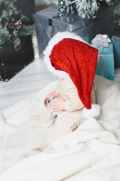 Foto de bebê bonito em chapéu de Santa — Fotografia de Stock