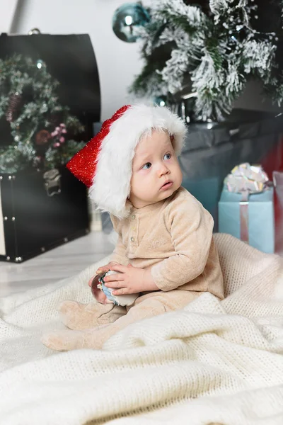 Foto de bebê bonito em chapéu de Santa — Fotografia de Stock