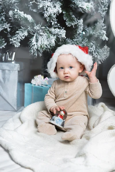 Foto de bebê bonito em chapéu de Santa — Fotografia de Stock