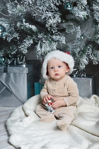 Foto de bebê bonito em chapéu de Santa — Fotografia de Stock