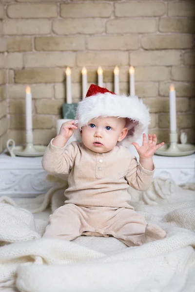 Foto de bebê bonito em chapéu de Santa — Fotografia de Stock