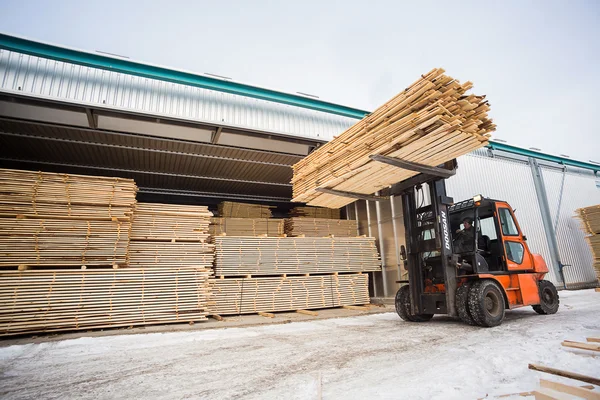 Chariot élévateur populaire en usine de bois — Photo