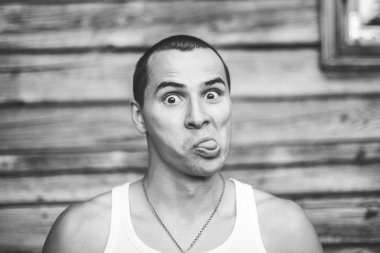 Duygu siyah ve beyaz adam portresi. film tahıl etkisi