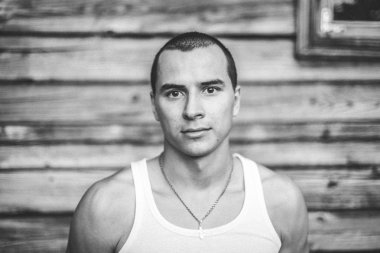 Duygu siyah ve beyaz adam portresi. film tahıl etkisi