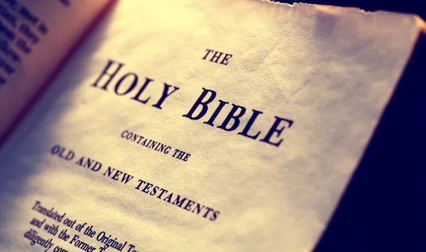 Antigua Santa Biblia —  Fotos de Stock