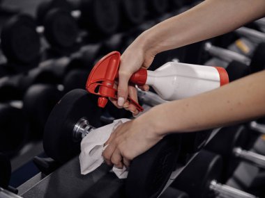 Dezenfektan kullanarak spor aletlerini dezenfekte etmek.