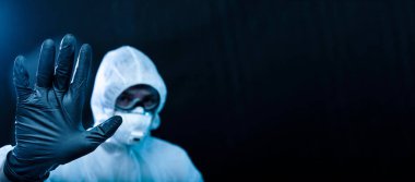 Karantina nedeniyle dur işareti gösteren bir tıp çalışanı