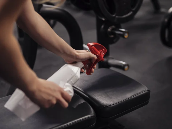 Dezenfektan kullanarak spor aletlerini dezenfekte etmek.