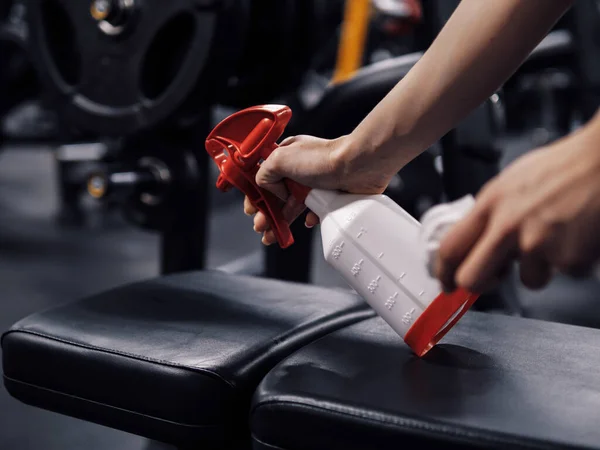 Dezenfektan kullanarak spor aletlerini dezenfekte etmek.