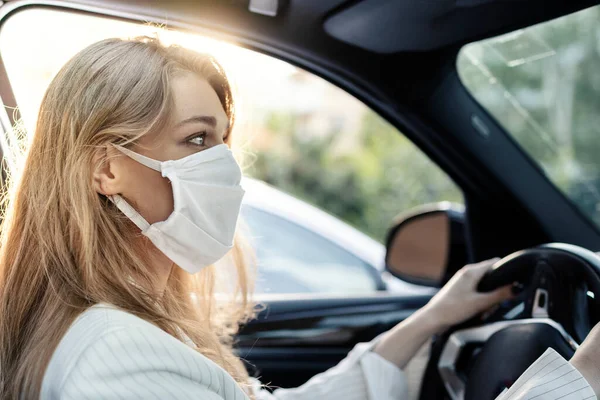 Una Joven Empresaria Con Una Máscara Protectora Conduce Coche Una —  Fotos de Stock