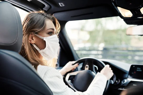 Młoda Bizneswoman Masce Ochronnej Prowadzi Samochód Czasie Pandemii — Zdjęcie stockowe