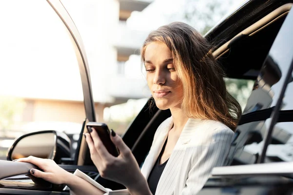 Una Mujer Negocios Está Saliendo Del Coche Lujo Usando Teléfono — Foto de Stock