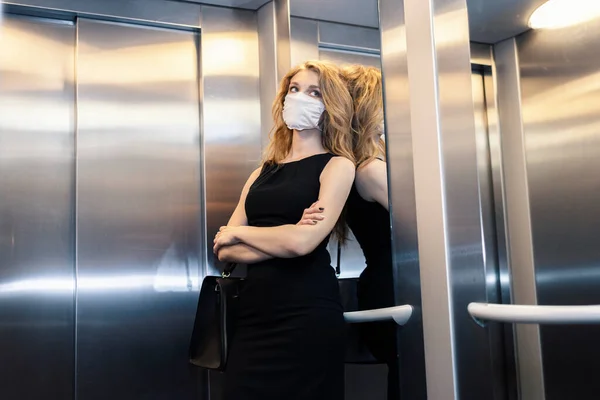 Una Joven Trabajadora Mujer Negocios Lleva Una Máscara Seguridad Ascensor —  Fotos de Stock
