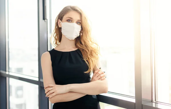 Retrato Una Persona Con Máscara Protectora Durante Epidemia —  Fotos de Stock