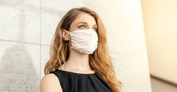 Retrato Una Persona Con Máscara Protectora Durante Epidemia —  Fotos de Stock