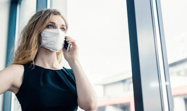 Retrato Una Persona Con Máscara Protectora Durante Epidemia —  Fotos de Stock