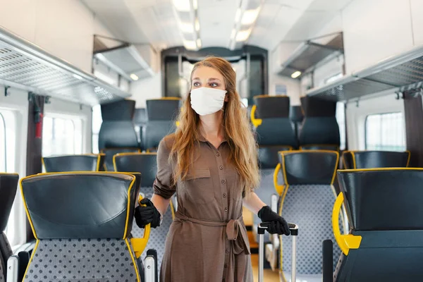 Una Joven Enmascarada Transporte Público Durante Una Pandemia —  Fotos de Stock