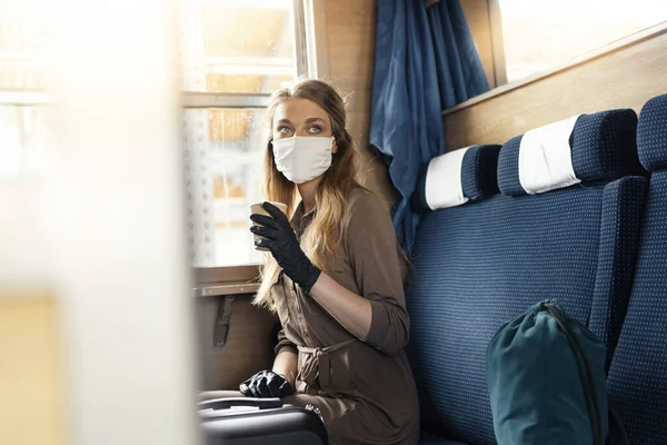 Una Joven Enmascarada Transporte Público Durante Una Pandemia —  Fotos de Stock