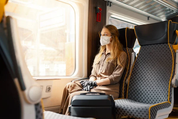 Una Joven Enmascarada Transporte Público Durante Una Pandemia —  Fotos de Stock