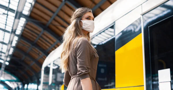 Una Joven Con Una Máscara Protectora Estación Durante Una Pandemia —  Fotos de Stock