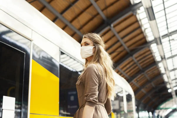 Una Joven Con Una Máscara Protectora Estación Durante Una Pandemia —  Fotos de Stock