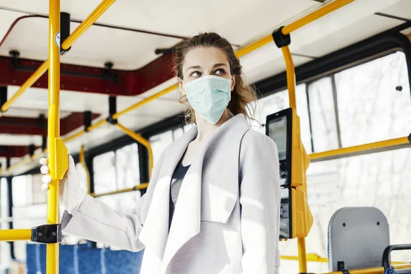 Una Mujer Con Máscara Protectora Quirúrgica Transporte Público —  Fotos de Stock