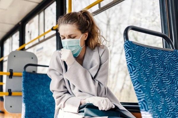 Una Joven Transporte Público Con Máscara Facial Mujer Está Tosiendo —  Fotos de Stock