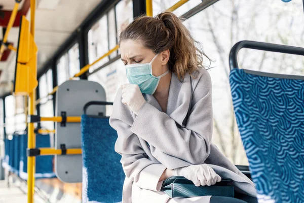 Una Joven Transporte Público Con Máscara Facial Mujer Está Tosiendo —  Fotos de Stock