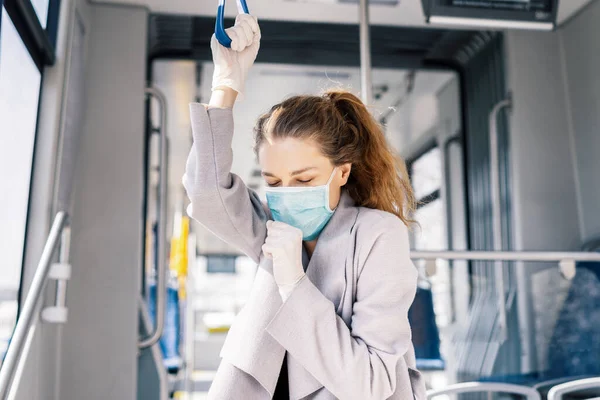 Una Joven Transporte Público Con Máscara Facial Mujer Está Tosiendo —  Fotos de Stock