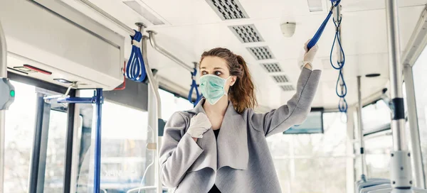 Una Joven Transporte Público Con Mascarilla Guantes —  Fotos de Stock