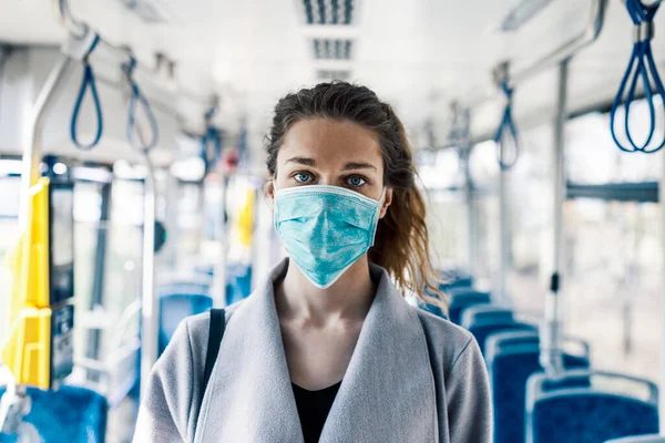 Una Joven Transporte Público Con Mascarilla Guantes —  Fotos de Stock