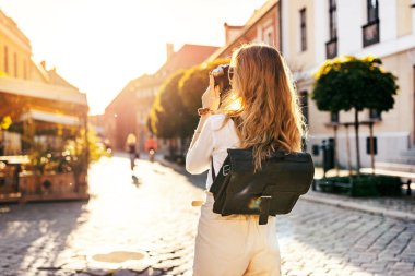 Genç bir kadın yaz boyunca bir Avrupa şehrinde güzel caddeleri keşfediyor..