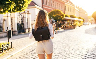 Genç bir kadın yaz boyunca bir Avrupa şehrinde güzel caddeleri keşfediyor..