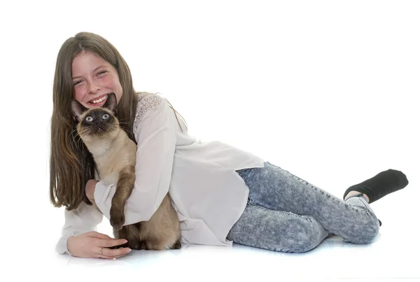 Niño y siamés gato — Foto de Stock