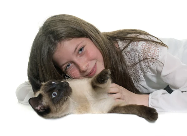 Kind und siamesische Katze — Stockfoto