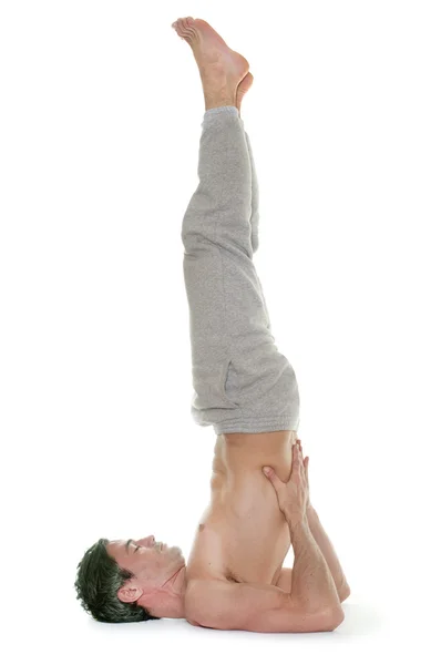 Homme faisant du yoga — Photo