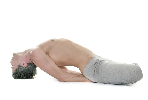 Homme faisant du yoga — Photo