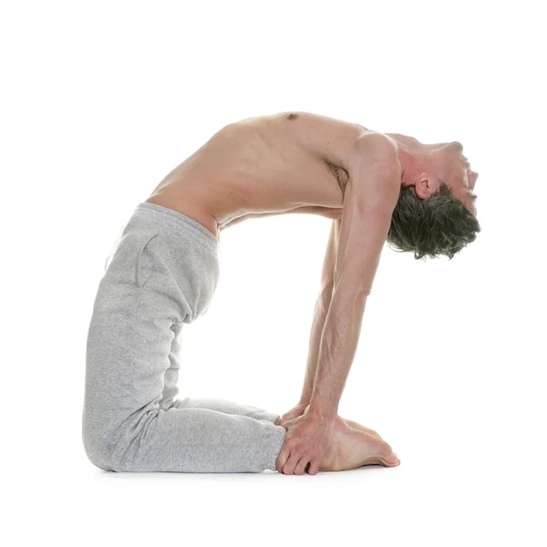 Homme faisant du yoga — Photo
