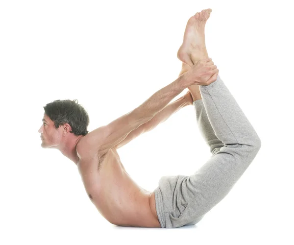 Uomo che fa yoga — Foto Stock