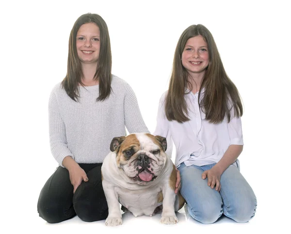 Englische Bulldogge und Mädchen — Stockfoto