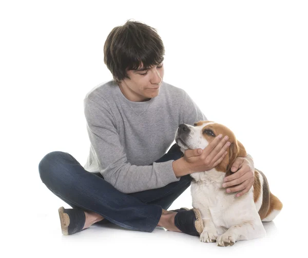 Beagle und Teenager — Stockfoto