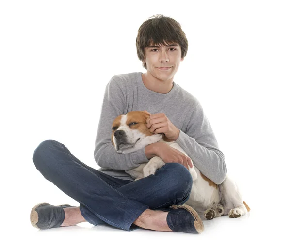 Beagle und Teenager — Stockfoto