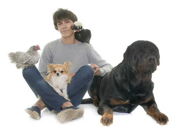 Teenager, Hunde und Hühner — Stockfoto